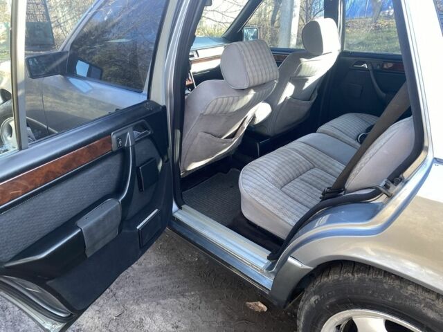 Серый Мерседес 230, объемом двигателя 2.3 л и пробегом 425 тыс. км за 3100 $, фото 7 на Automoto.ua