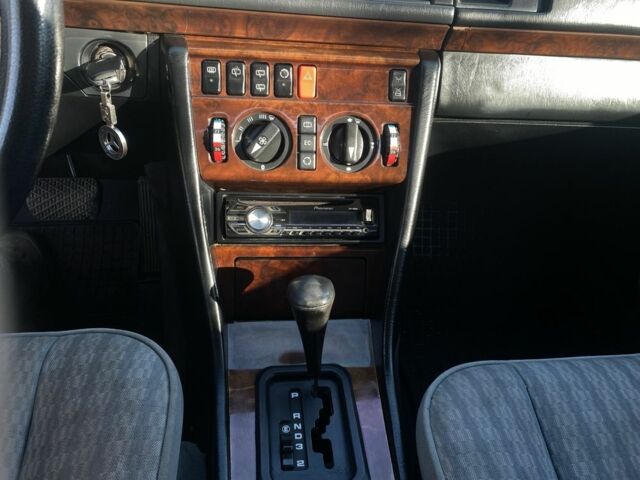 Серый Мерседес 230, объемом двигателя 2.3 л и пробегом 425 тыс. км за 3100 $, фото 12 на Automoto.ua