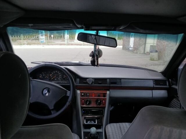 Синий Мерседес 230, объемом двигателя 2.3 л и пробегом 285 тыс. км за 1850 $, фото 3 на Automoto.ua