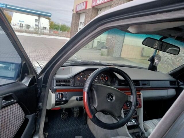 Синий Мерседес 230, объемом двигателя 2.3 л и пробегом 285 тыс. км за 1850 $, фото 5 на Automoto.ua