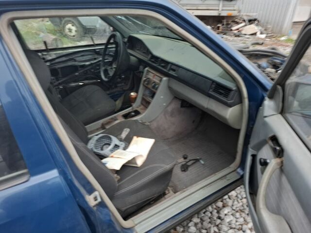 Синий Мерседес 230, объемом двигателя 2.3 л и пробегом 400 тыс. км за 591 $, фото 1 на Automoto.ua