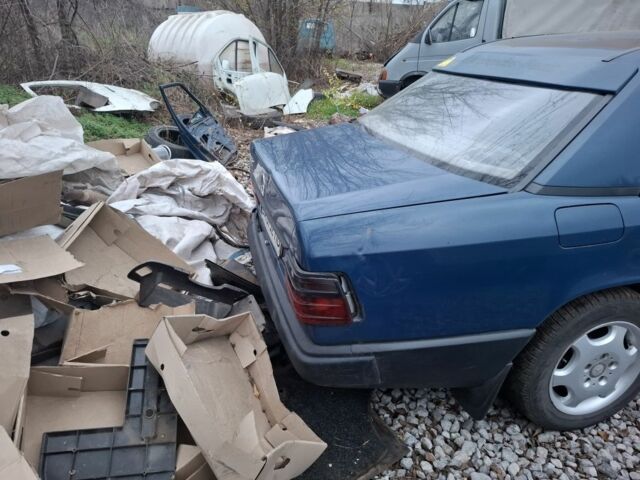 Синий Мерседес 230, объемом двигателя 2.3 л и пробегом 400 тыс. км за 591 $, фото 2 на Automoto.ua