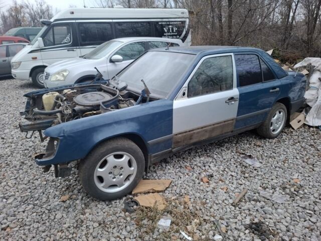 Синий Мерседес 230, объемом двигателя 2.3 л и пробегом 400 тыс. км за 591 $, фото 4 на Automoto.ua