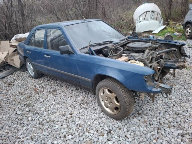 Синий Мерседес 230, объемом двигателя 2.3 л и пробегом 400 тыс. км за 591 $, фото 3 на Automoto.ua