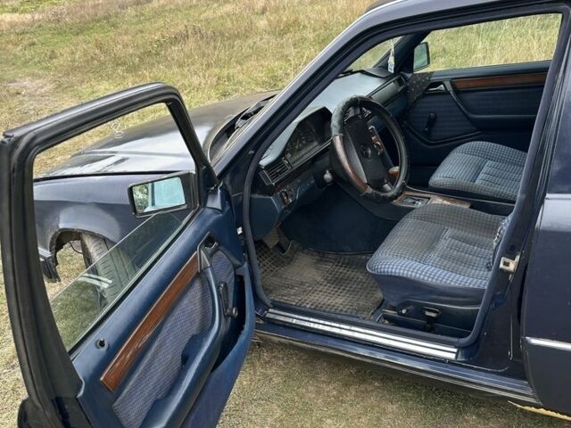 Синий Мерседес 230, объемом двигателя 2.3 л и пробегом 123 тыс. км за 1200 $, фото 5 на Automoto.ua