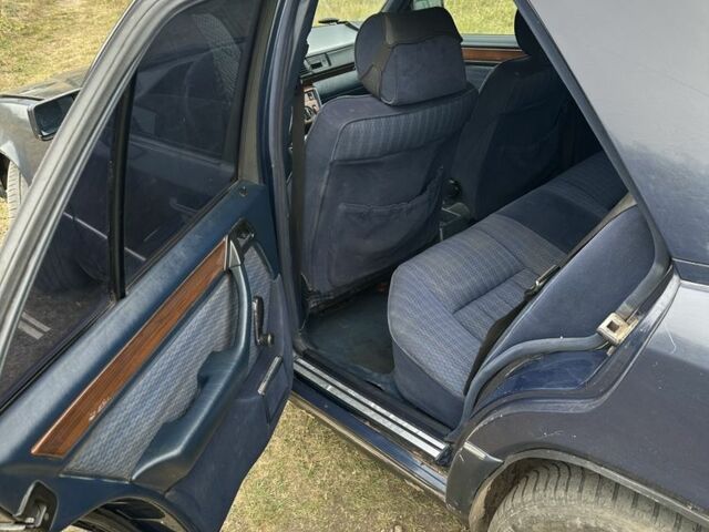 Синий Мерседес 230, объемом двигателя 2.3 л и пробегом 123 тыс. км за 1200 $, фото 6 на Automoto.ua