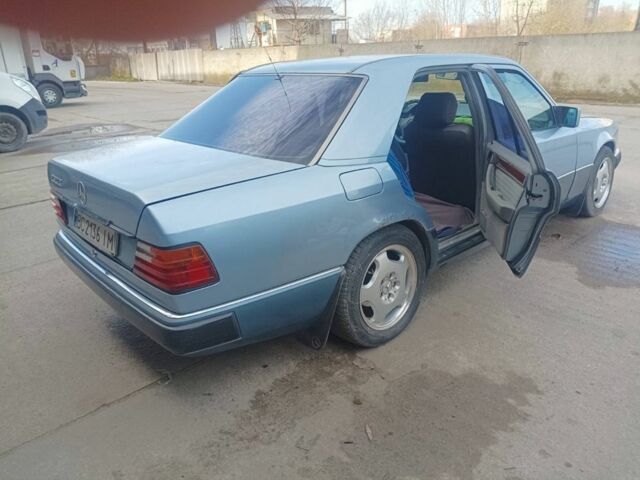 Синий Мерседес 230, объемом двигателя 2.3 л и пробегом 310 тыс. км за 2500 $, фото 5 на Automoto.ua