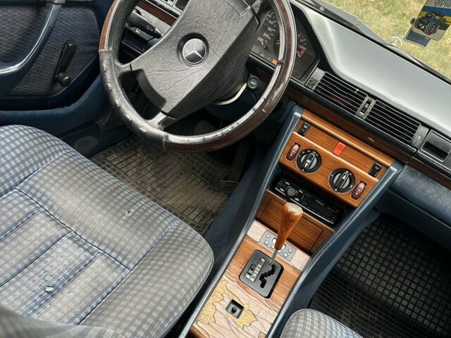 Синий Мерседес 230, объемом двигателя 2.3 л и пробегом 123 тыс. км за 1200 $, фото 10 на Automoto.ua