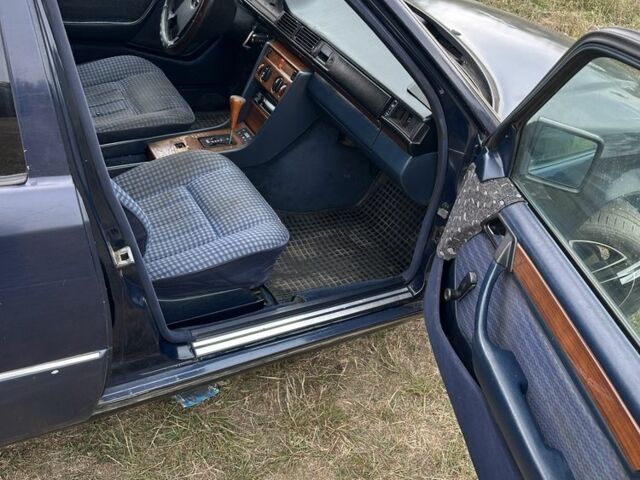 Синий Мерседес 230, объемом двигателя 2.3 л и пробегом 123 тыс. км за 1200 $, фото 8 на Automoto.ua