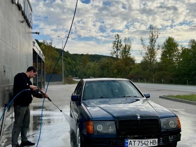 Синий Мерседес 230, объемом двигателя 2.3 л и пробегом 400 тыс. км за 1300 $, фото 1 на Automoto.ua