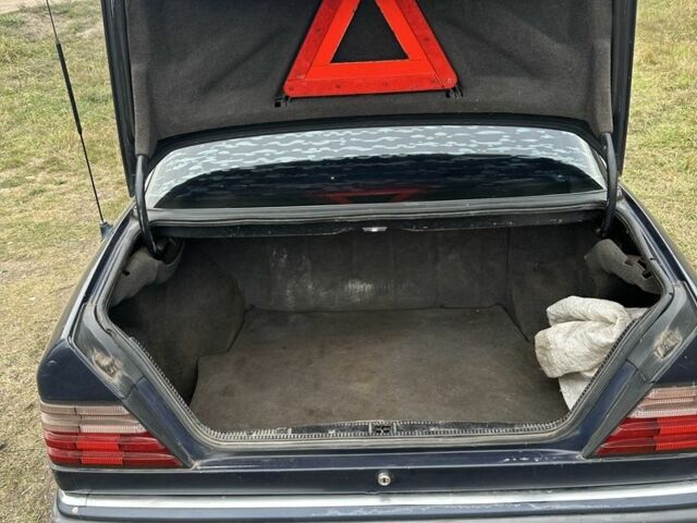 Синий Мерседес 230, объемом двигателя 2.3 л и пробегом 123 тыс. км за 1200 $, фото 7 на Automoto.ua