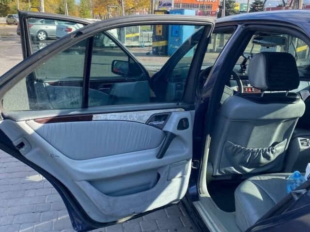 Синий Мерседес 230, объемом двигателя 2.3 л и пробегом 559 тыс. км за 3200 $, фото 7 на Automoto.ua