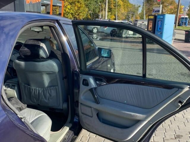 Синий Мерседес 230, объемом двигателя 2.3 л и пробегом 559 тыс. км за 3200 $, фото 5 на Automoto.ua