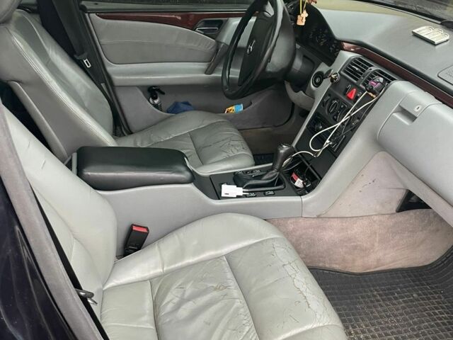 Синий Мерседес 230, объемом двигателя 2.3 л и пробегом 470 тыс. км за 1800 $, фото 10 на Automoto.ua