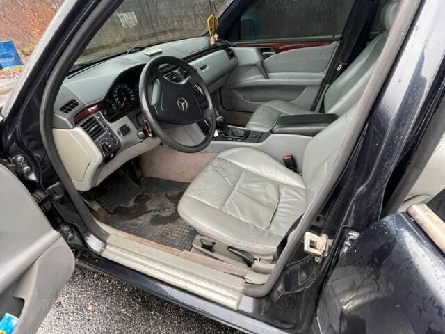 Синий Мерседес 230, объемом двигателя 2.3 л и пробегом 470 тыс. км за 1800 $, фото 3 на Automoto.ua