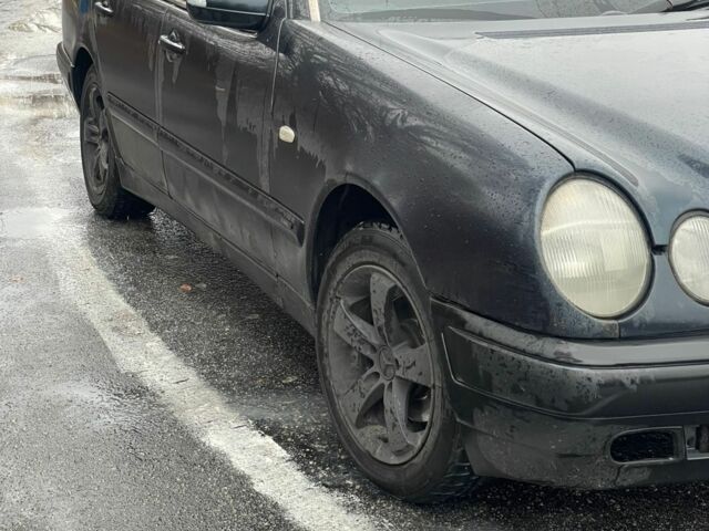 Синий Мерседес 230, объемом двигателя 2.3 л и пробегом 470 тыс. км за 1800 $, фото 6 на Automoto.ua