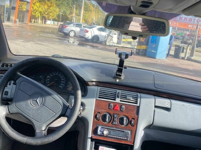 Синий Мерседес 230, объемом двигателя 2.3 л и пробегом 559 тыс. км за 3200 $, фото 3 на Automoto.ua