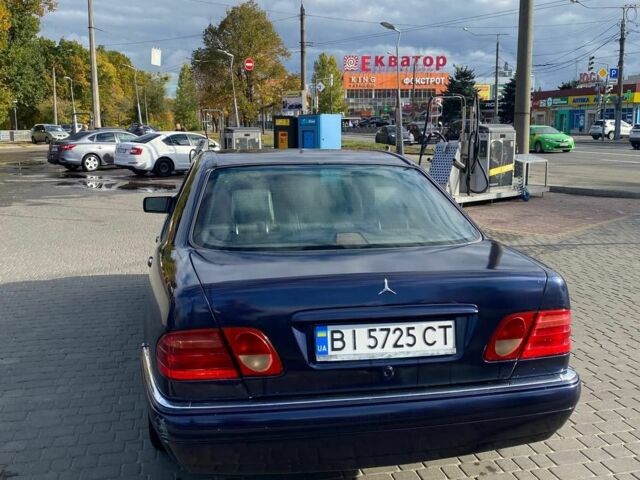 Синий Мерседес 230, объемом двигателя 2.3 л и пробегом 559 тыс. км за 3200 $, фото 2 на Automoto.ua