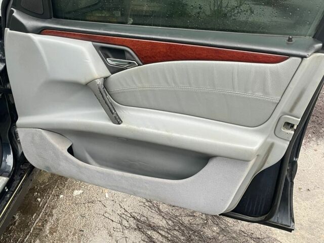 Синий Мерседес 230, объемом двигателя 2.3 л и пробегом 470 тыс. км за 1800 $, фото 9 на Automoto.ua