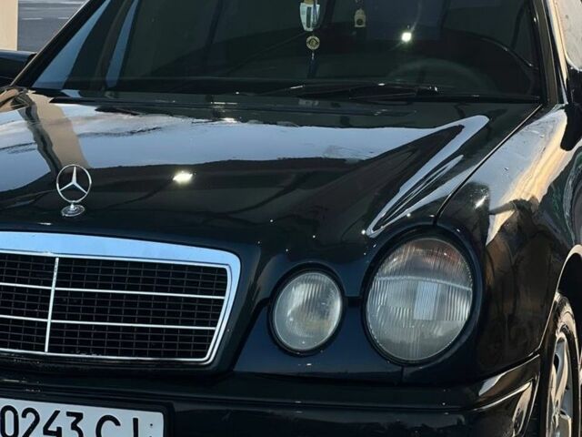 Синий Мерседес 230, объемом двигателя 2.3 л и пробегом 270 тыс. км за 2350 $, фото 2 на Automoto.ua