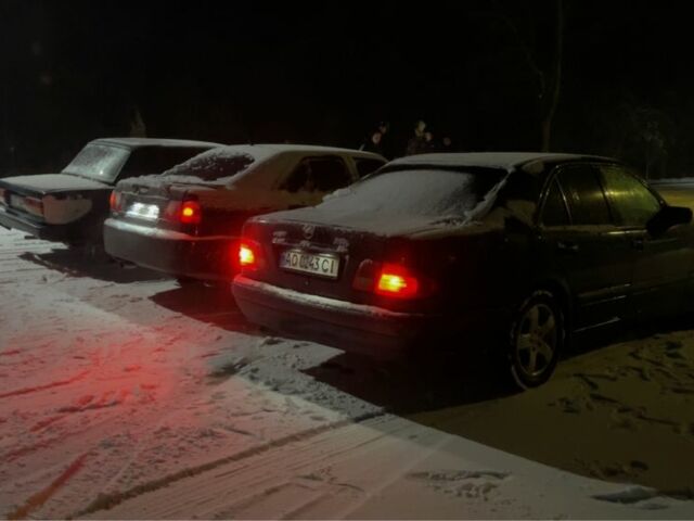 Синий Мерседес 230, объемом двигателя 2.3 л и пробегом 270 тыс. км за 2350 $, фото 4 на Automoto.ua