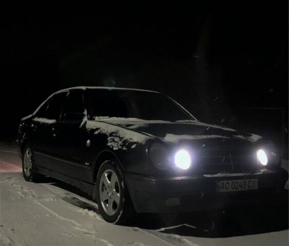 Синий Мерседес 230, объемом двигателя 2.3 л и пробегом 270 тыс. км за 2350 $, фото 3 на Automoto.ua