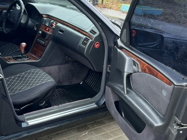 Синий Мерседес 230, объемом двигателя 2 л и пробегом 400 тыс. км за 2999 $, фото 6 на Automoto.ua