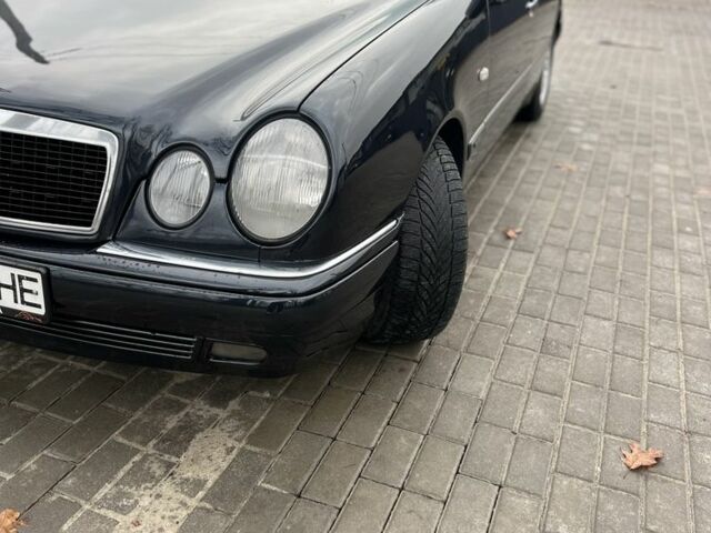 Синий Мерседес 230, объемом двигателя 2 л и пробегом 400 тыс. км за 2999 $, фото 2 на Automoto.ua