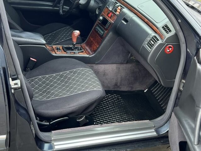 Синий Мерседес 230, объемом двигателя 2 л и пробегом 400 тыс. км за 2999 $, фото 7 на Automoto.ua