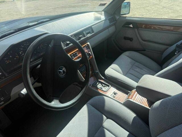 Синій Мерседес 230, об'ємом двигуна 2 л та пробігом 329 тис. км за 2500 $, фото 6 на Automoto.ua