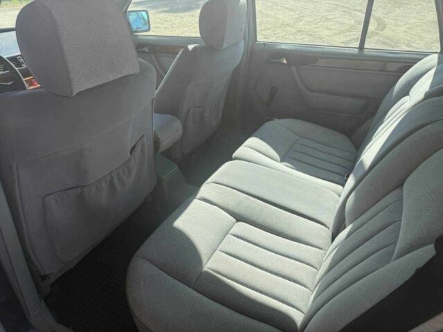 Синій Мерседес 230, об'ємом двигуна 2 л та пробігом 329 тис. км за 2500 $, фото 7 на Automoto.ua