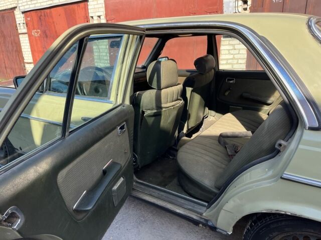 Зелений Мерседес 230, об'ємом двигуна 2.3 л та пробігом 340 тис. км за 550 $, фото 10 на Automoto.ua