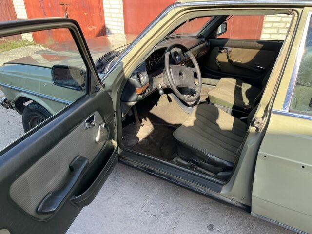 Зелений Мерседес 230, об'ємом двигуна 2.3 л та пробігом 340 тис. км за 550 $, фото 9 на Automoto.ua