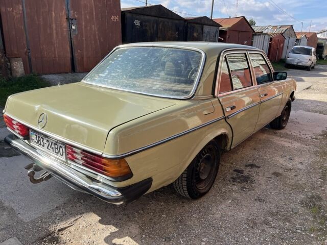 Зелений Мерседес 230, об'ємом двигуна 2.3 л та пробігом 340 тис. км за 550 $, фото 4 на Automoto.ua