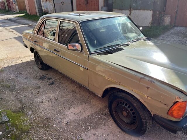 Зелений Мерседес 230, об'ємом двигуна 2.3 л та пробігом 340 тис. км за 550 $, фото 5 на Automoto.ua