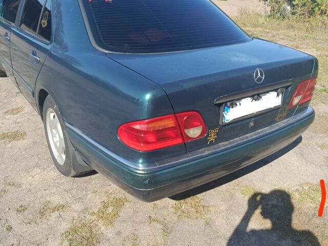 Зеленый Мерседес 230, объемом двигателя 0 л и пробегом 300 тыс. км за 2800 $, фото 1 на Automoto.ua