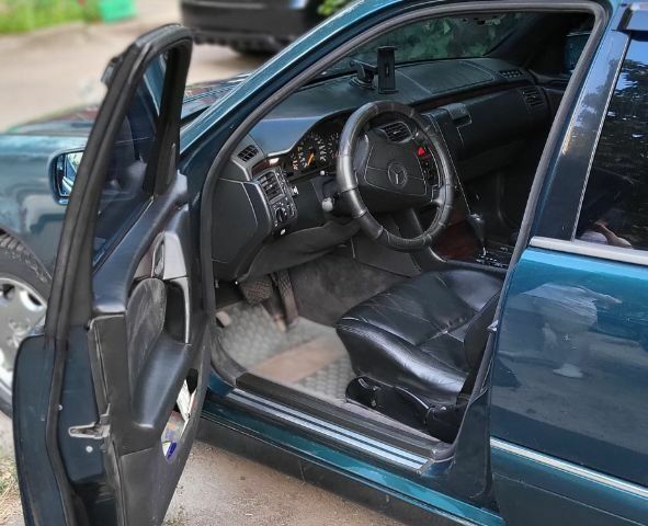 Зелений Мерседес 230, об'ємом двигуна 2.3 л та пробігом 500 тис. км за 2200 $, фото 5 на Automoto.ua