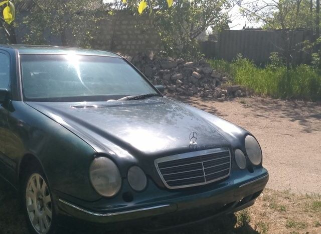 Зеленый Мерседес 230, объемом двигателя 0 л и пробегом 415 тыс. км за 2350 $, фото 1 на Automoto.ua