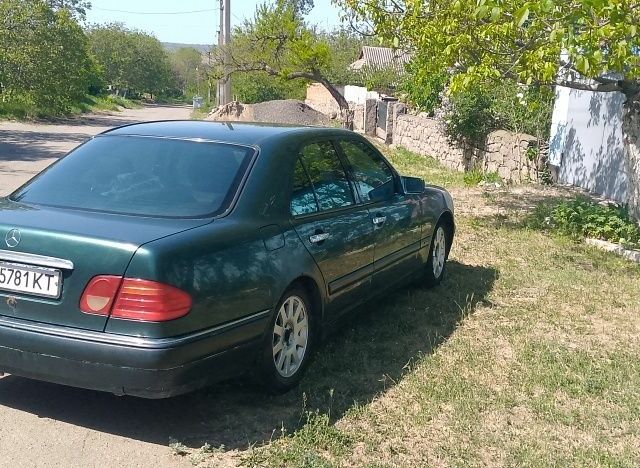 Зеленый Мерседес 230, объемом двигателя 0 л и пробегом 415 тыс. км за 2350 $, фото 2 на Automoto.ua