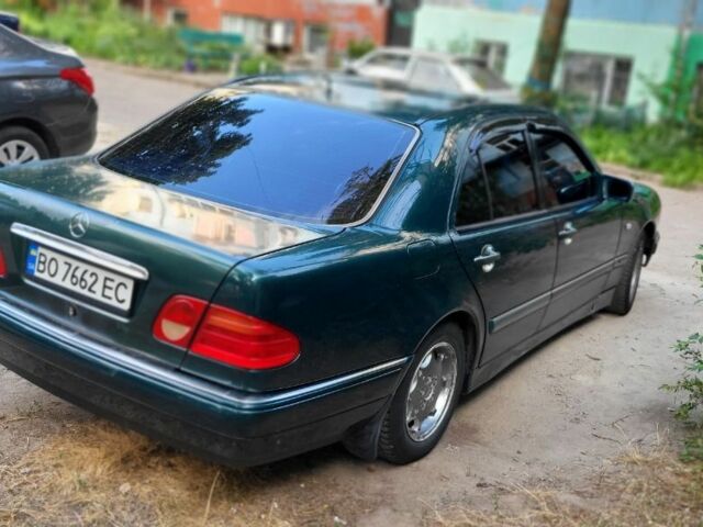 Зелений Мерседес 230, об'ємом двигуна 2.3 л та пробігом 500 тис. км за 2200 $, фото 4 на Automoto.ua