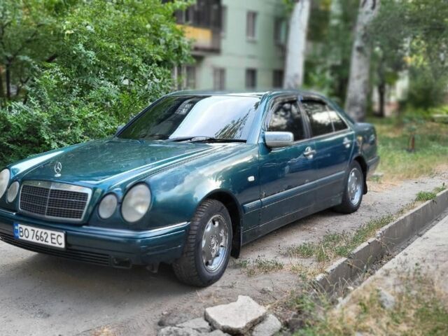 Зелений Мерседес 230, об'ємом двигуна 2.3 л та пробігом 500 тис. км за 2200 $, фото 1 на Automoto.ua