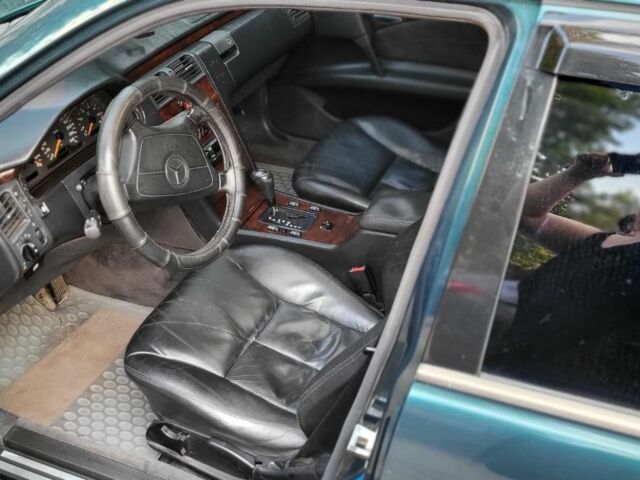 Зелений Мерседес 230, об'ємом двигуна 2.3 л та пробігом 500 тис. км за 2200 $, фото 6 на Automoto.ua