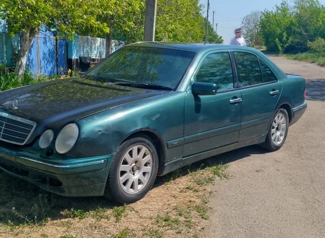 Зеленый Мерседес 230, объемом двигателя 0 л и пробегом 415 тыс. км за 2350 $, фото 3 на Automoto.ua