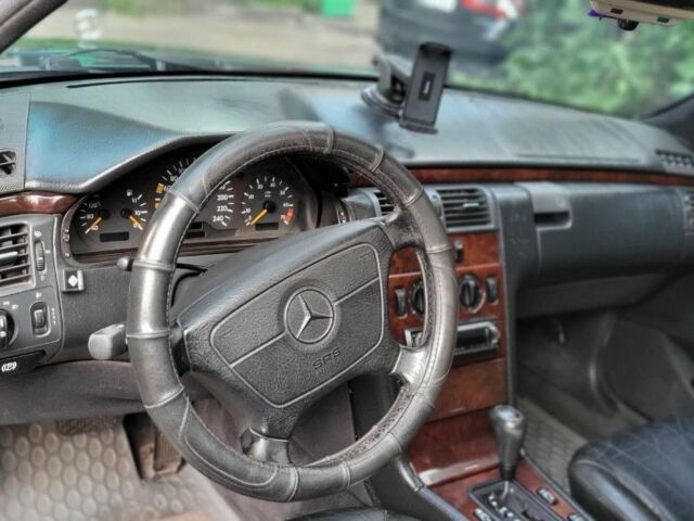 Зелений Мерседес 230, об'ємом двигуна 2.3 л та пробігом 500 тис. км за 2200 $, фото 7 на Automoto.ua