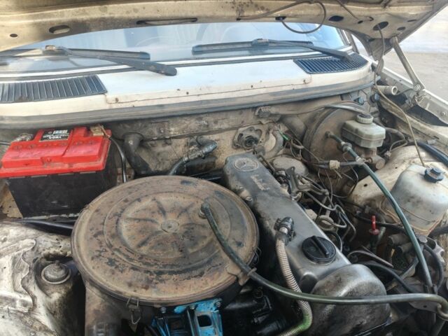 Белый Мерседес 240, объемом двигателя 2 л и пробегом 2 тыс. км за 650 $, фото 6 на Automoto.ua