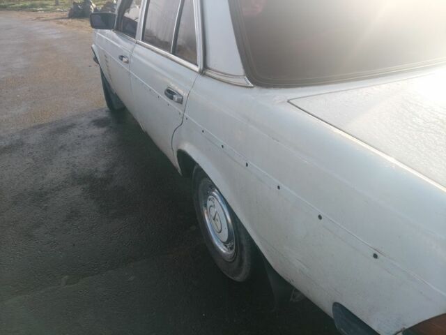 Белый Мерседес 240, объемом двигателя 2 л и пробегом 2 тыс. км за 650 $, фото 4 на Automoto.ua