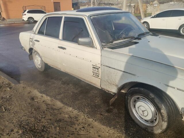 Белый Мерседес 240, объемом двигателя 2 л и пробегом 2 тыс. км за 650 $, фото 1 на Automoto.ua