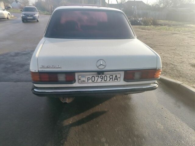 Белый Мерседес 240, объемом двигателя 2 л и пробегом 2 тыс. км за 650 $, фото 5 на Automoto.ua