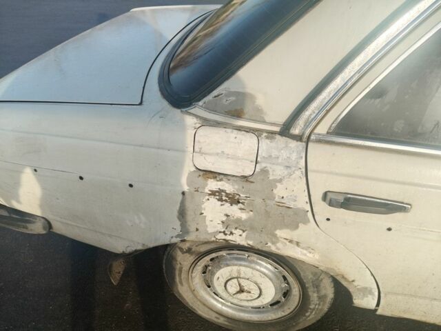 Белый Мерседес 240, объемом двигателя 2 л и пробегом 2 тыс. км за 650 $, фото 2 на Automoto.ua