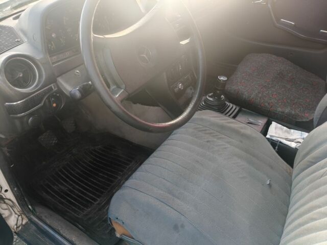 Белый Мерседес 240, объемом двигателя 2 л и пробегом 2 тыс. км за 650 $, фото 3 на Automoto.ua